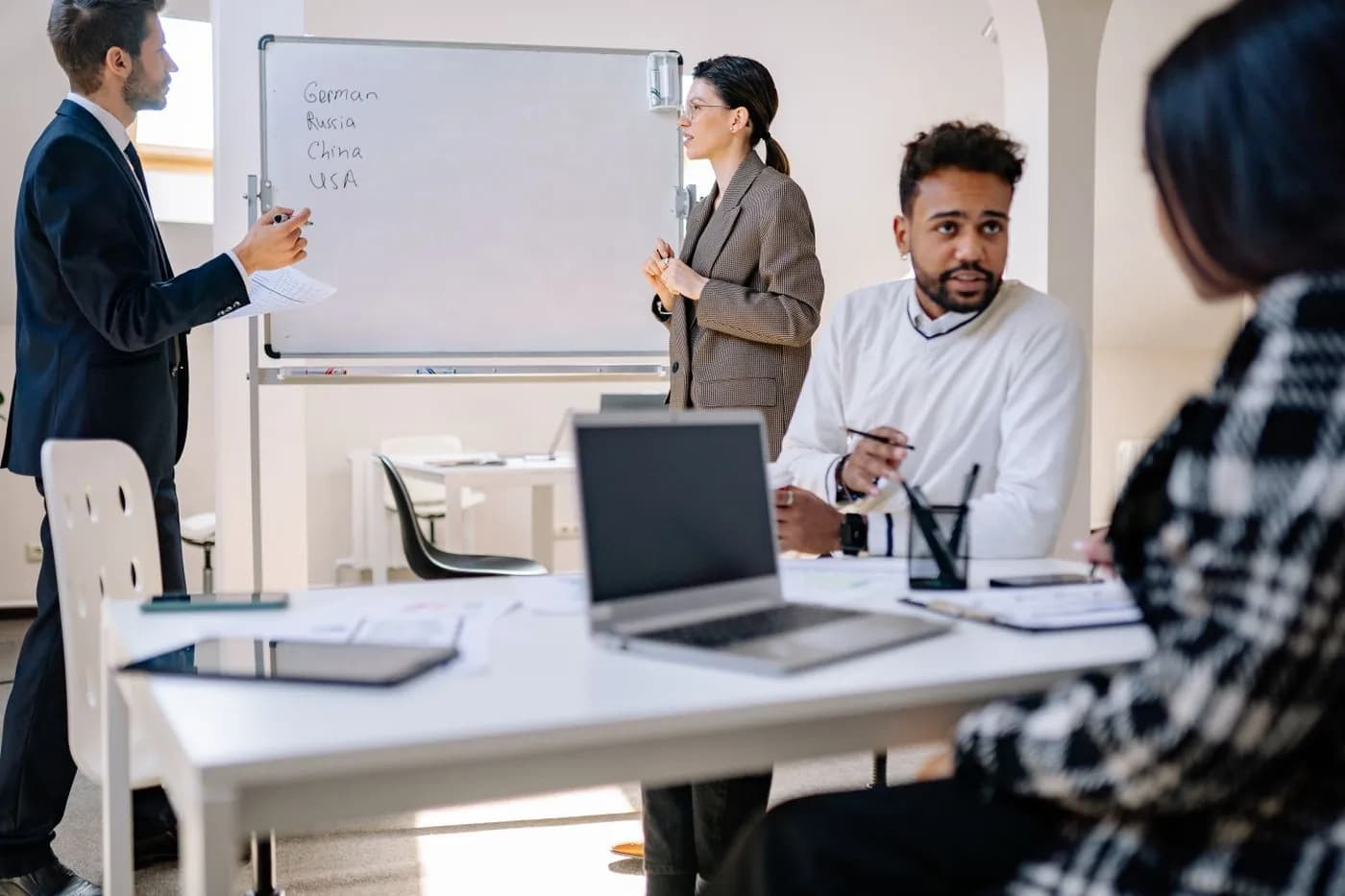 Equipe comercial reunida para analisar resultados